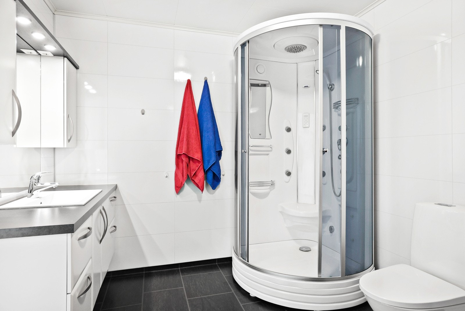 Badet har en lys innredning og varme i gulvet. Galleribilde