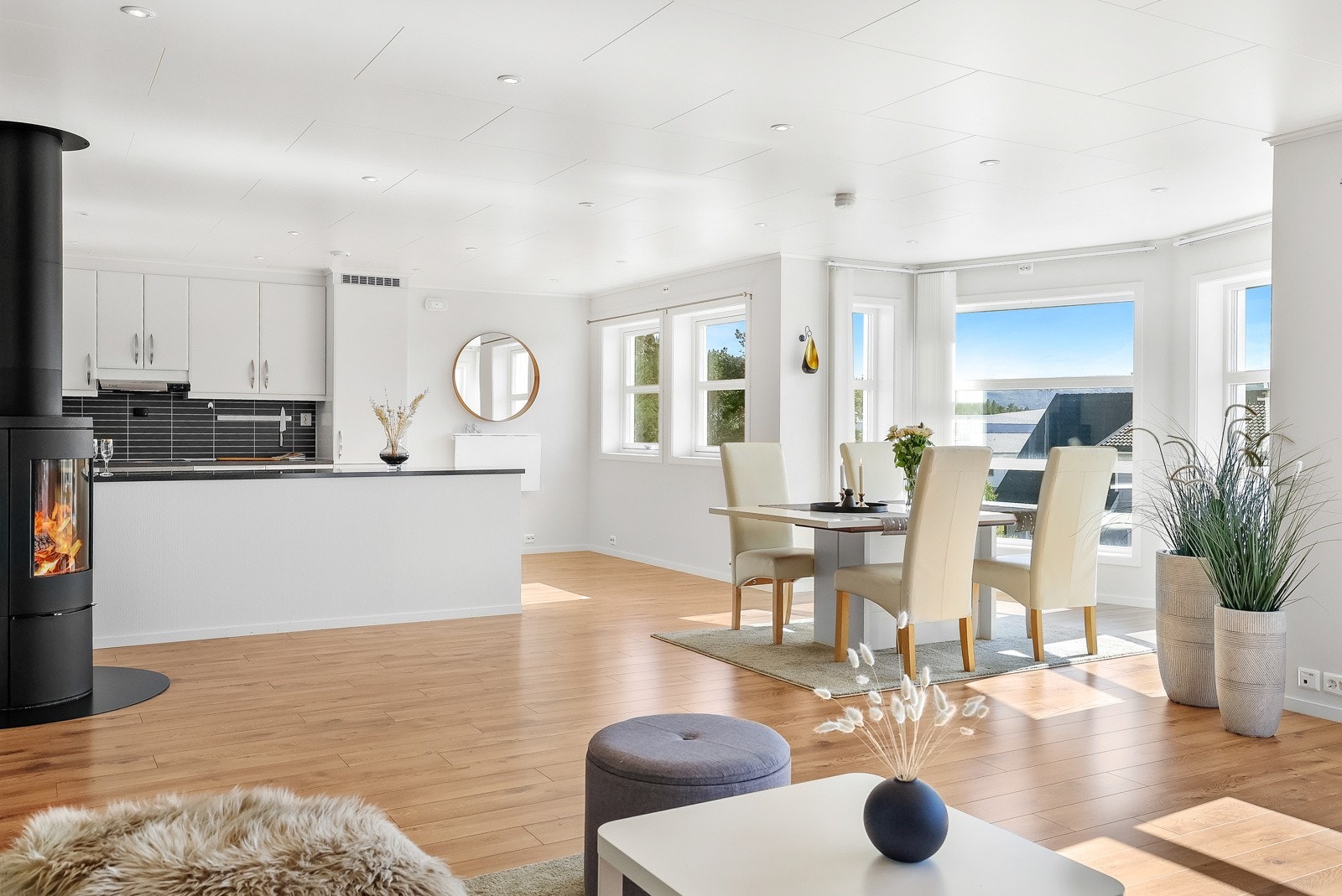 Kjøkkenet ligger i en åpen løsning med stuen. Galleribilde