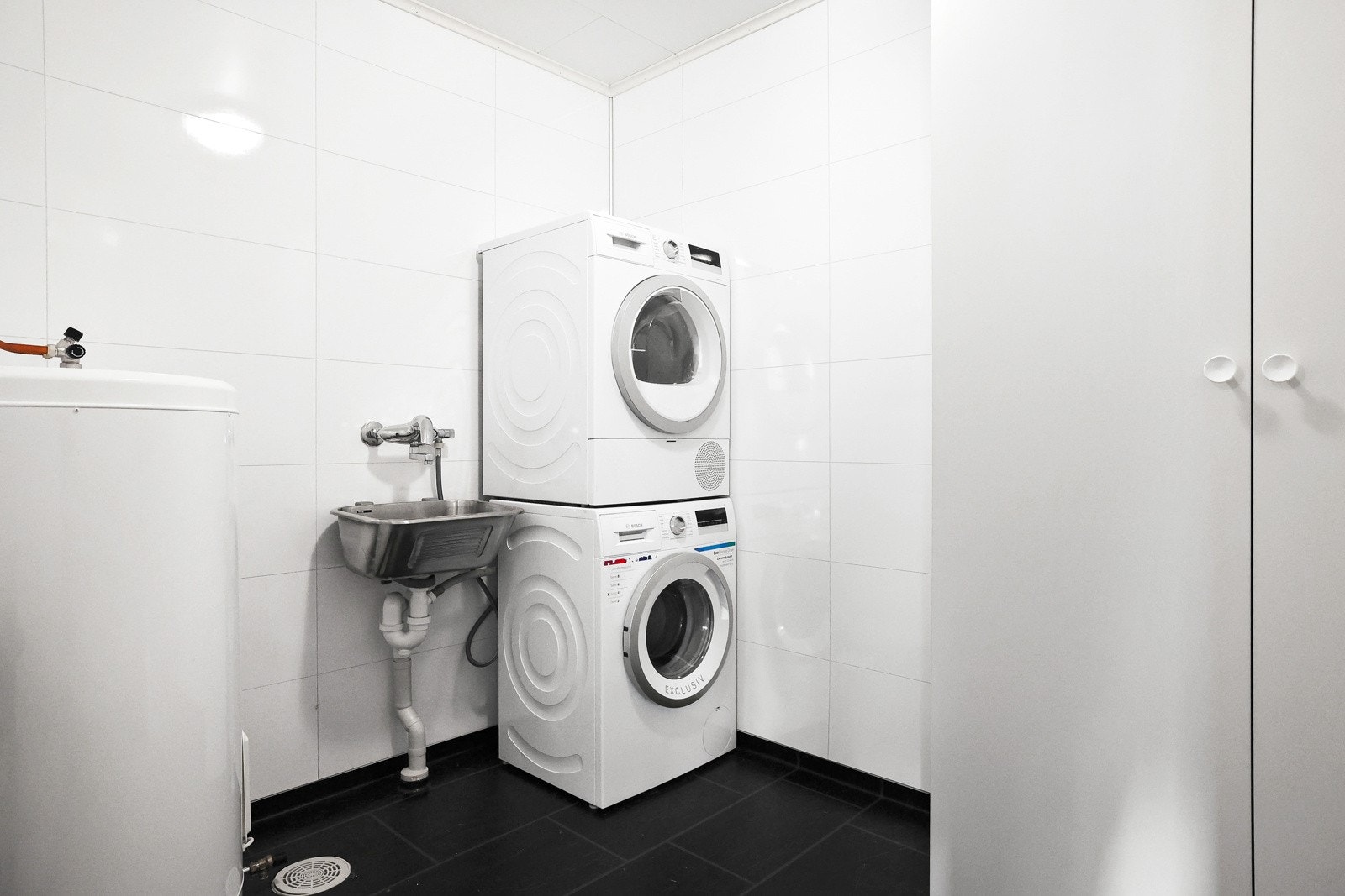 Innenfor badet er det et eget vaskerom. Galleribilde