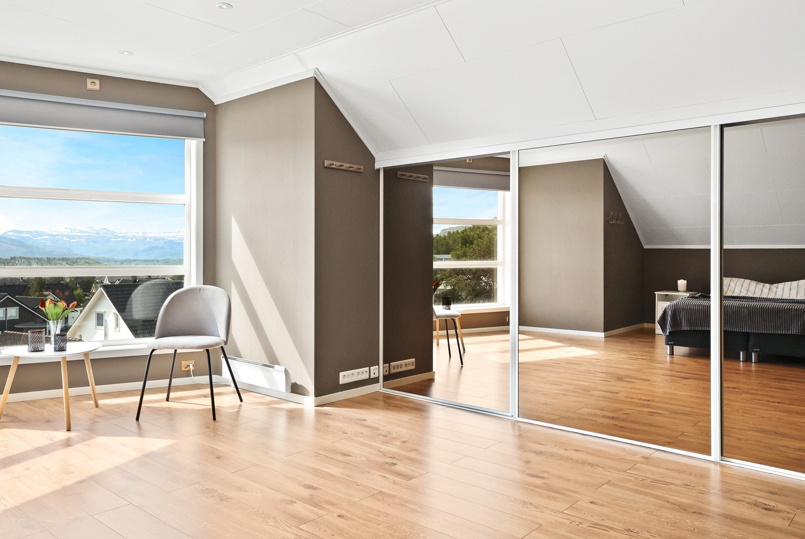 Rommet har en stor skyvedørsgarderobe og flott utsikt. Galleribilde