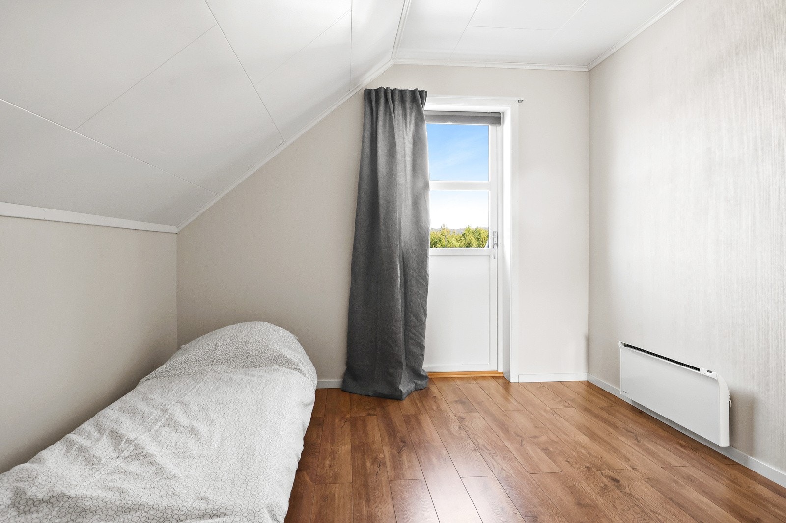 Dette rommet har utgang til en trivelig balkong. Galleribilde