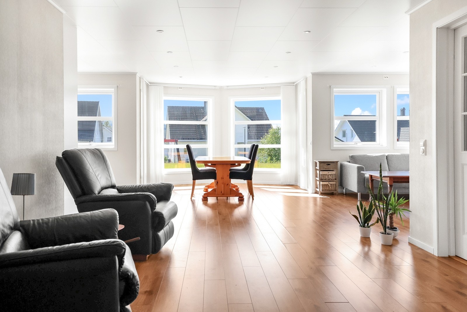 Stuerommet er av god størrelse og har plass til flere sittegrupper, samt et spisebord i kontakt med kjøkkenet. Galleribilde