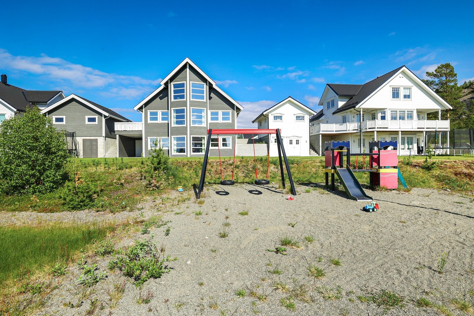 Huset ligger i et barnevennlig område med lekeplass rett utenfor. Galleribilde