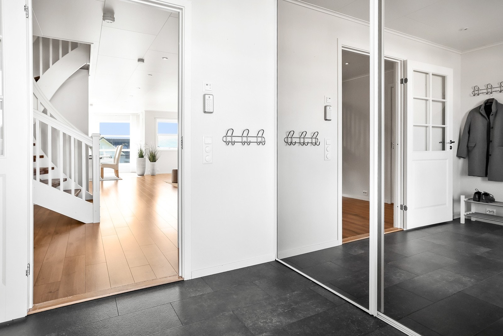 Det har stor skyvedørsgarderobe og behagelig varme i gulvet. Galleribilde