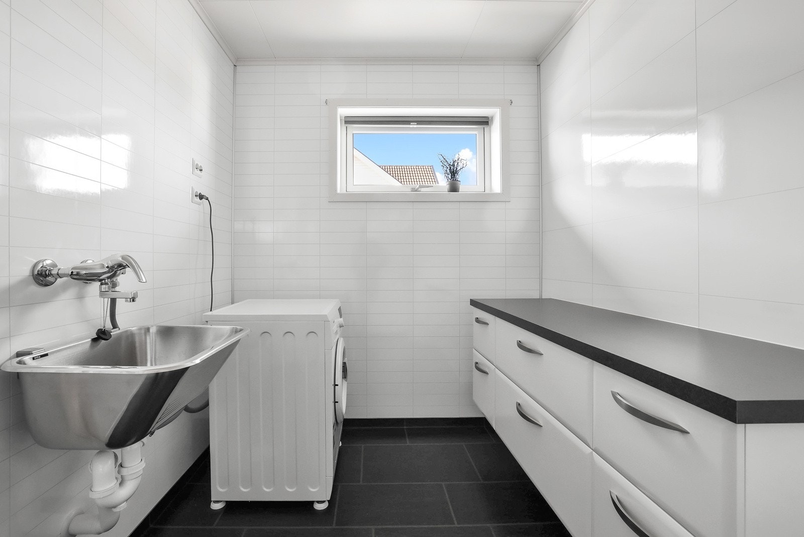 Innenfor badet er det et eget vaskerom. Galleribilde