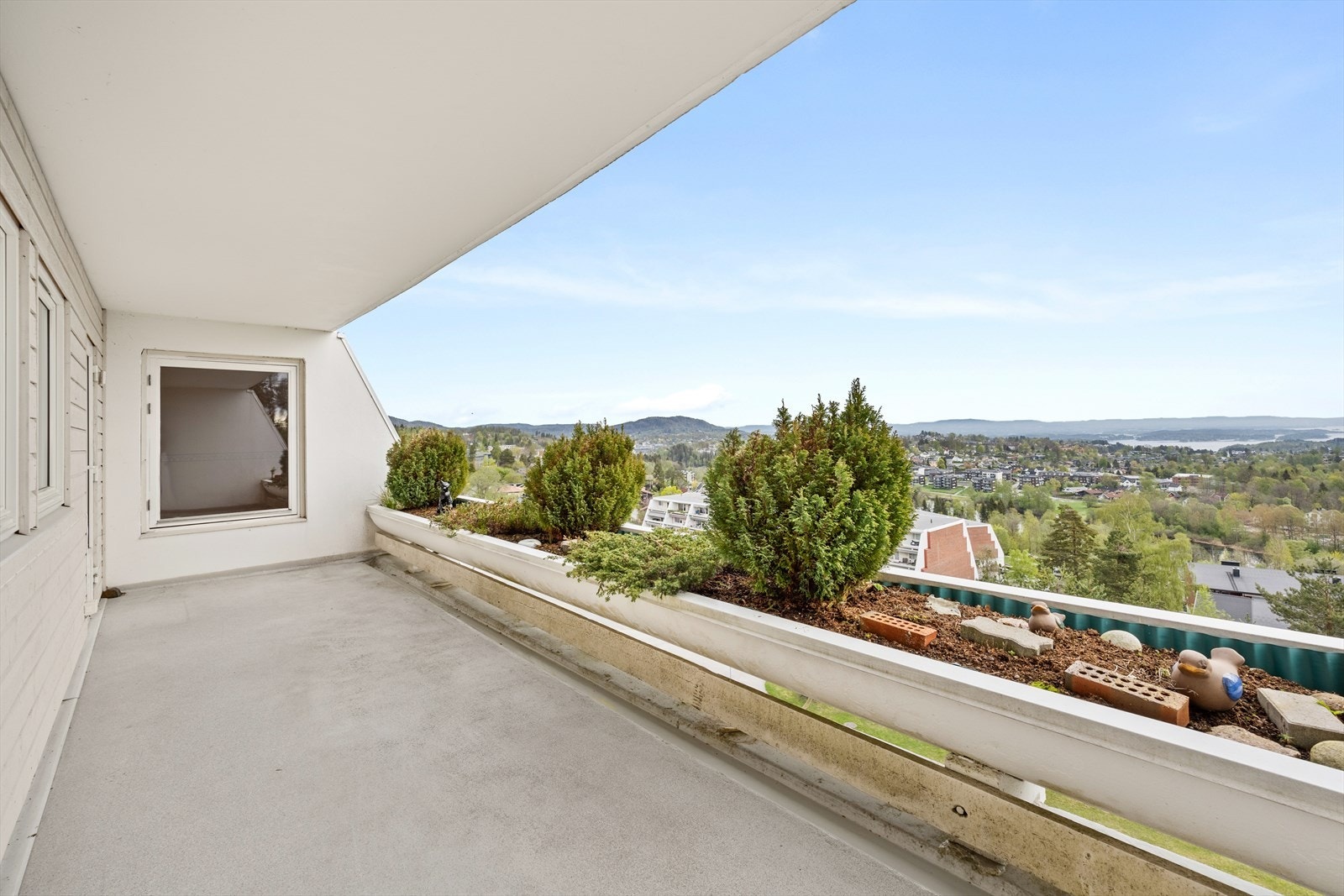 Det er plass til spiseplass, lounge eller lignende. Med to terrasser kan man innrede etter ønske. Galleribilde