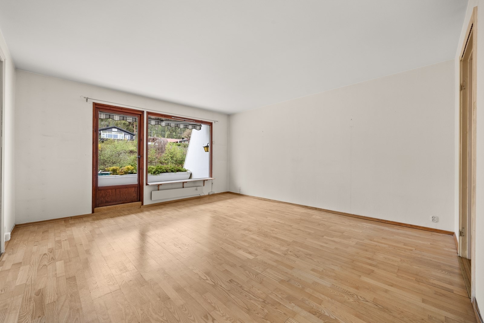 Stor stue med utgang til terrasse. Galleribilde