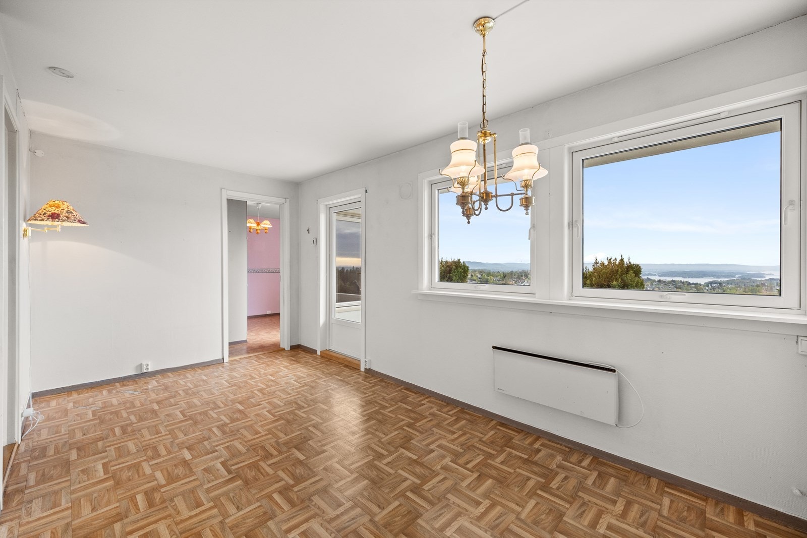 Kjøkkenet har plass til spisebord ved vinduene. Galleribilde