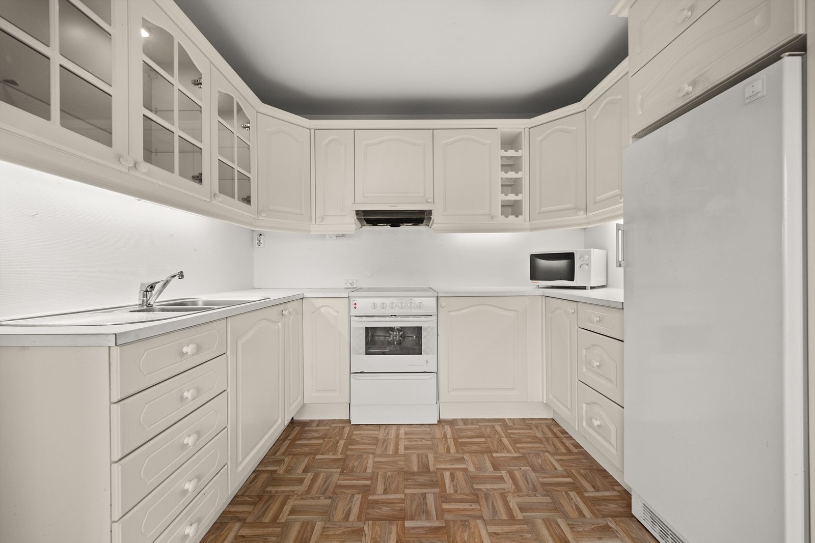 Eldre kjøkken med profilerte fronter. Galleribilde