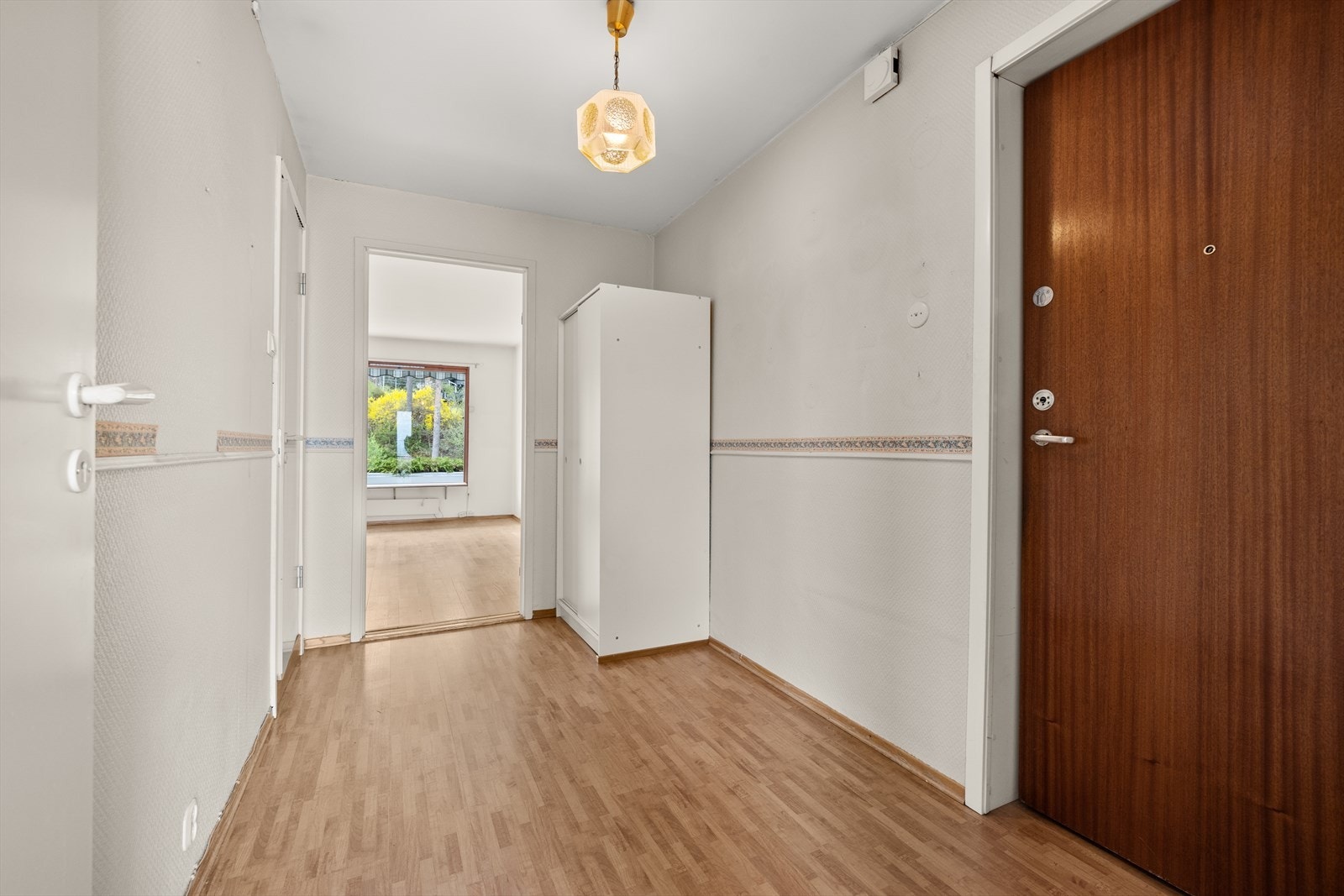 Entré med plass til klesoppheng, skoskap eller lignende. Galleribilde