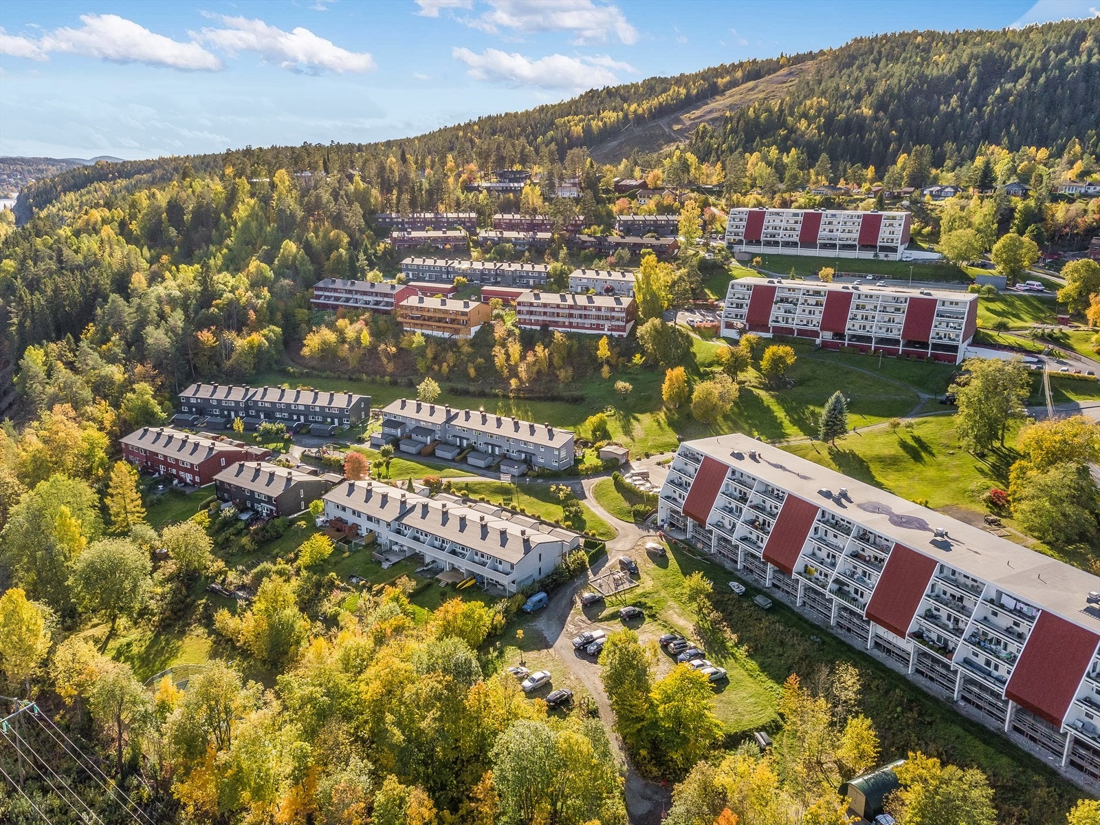 Østhellinga 24 har en attraktiv og sentral beliggenhet på Borgen, nær Asker sentrum. Galleribilde