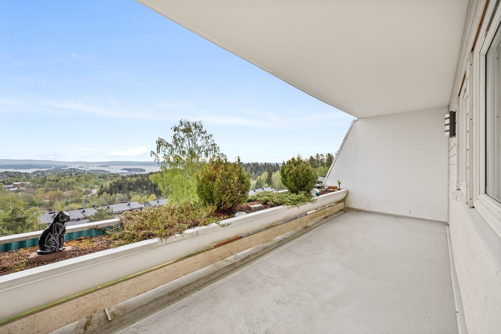 Terrassen ut fra kjøkkenet ligger østvendt med vid utsikt mot nærområdet og fjorden. Galleribilde