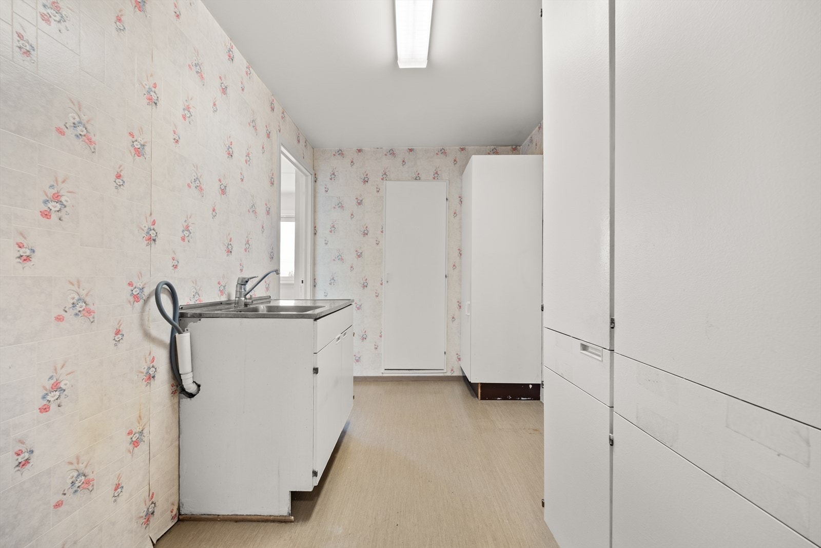 Vaskeromsløsning med benkeskap og opplegg for vaskemaskin. Galleribilde