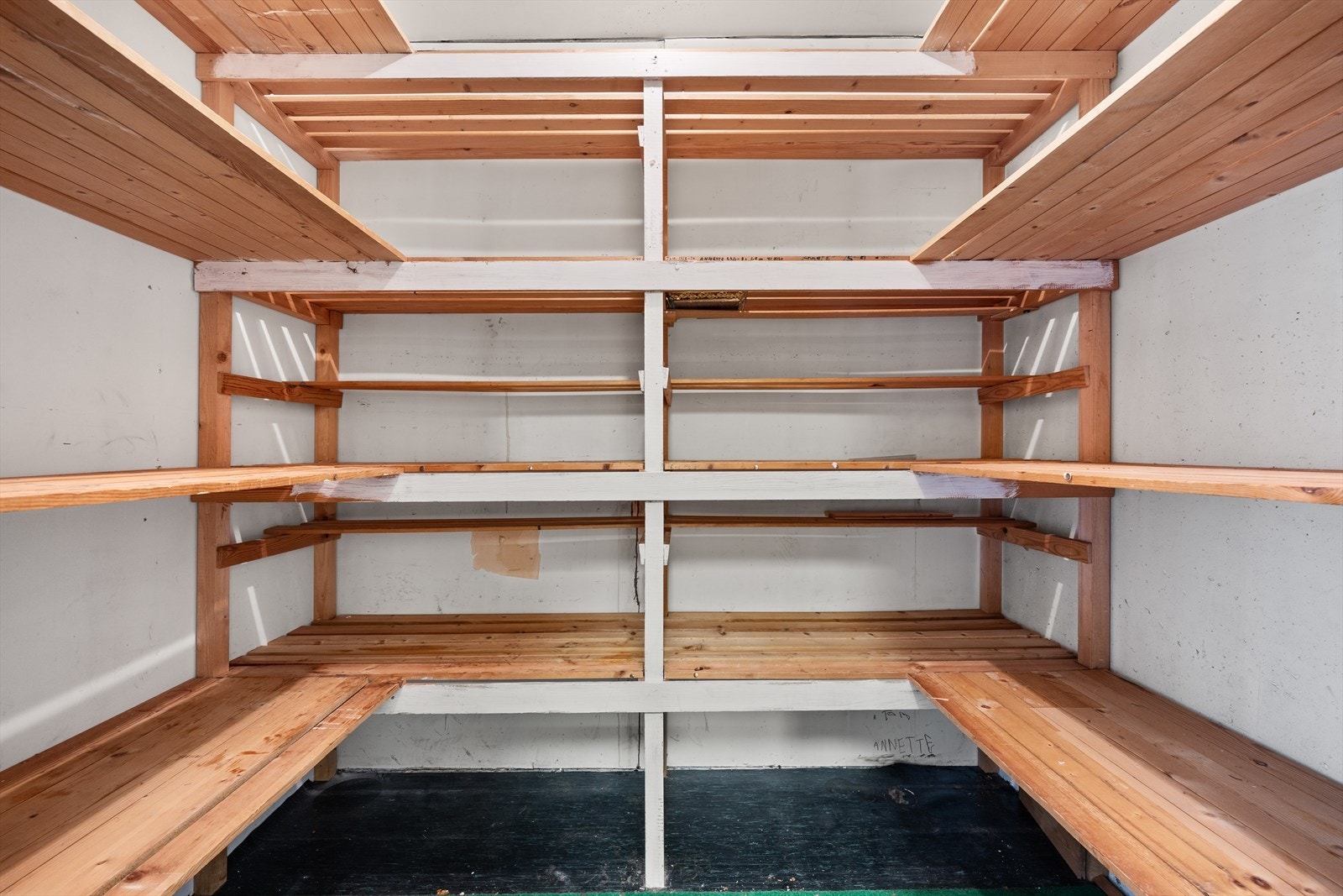 Bod med hyller. Galleribilde