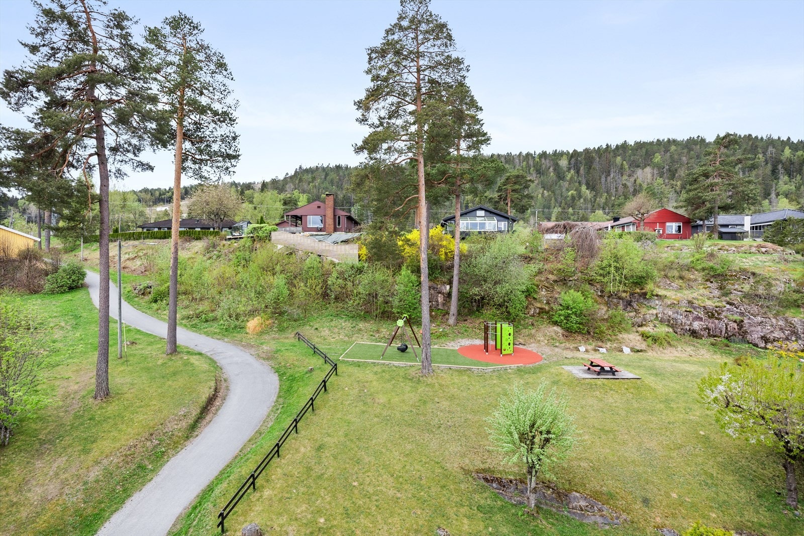 Lekeareal for de små rett utenfor døren. Galleribilde