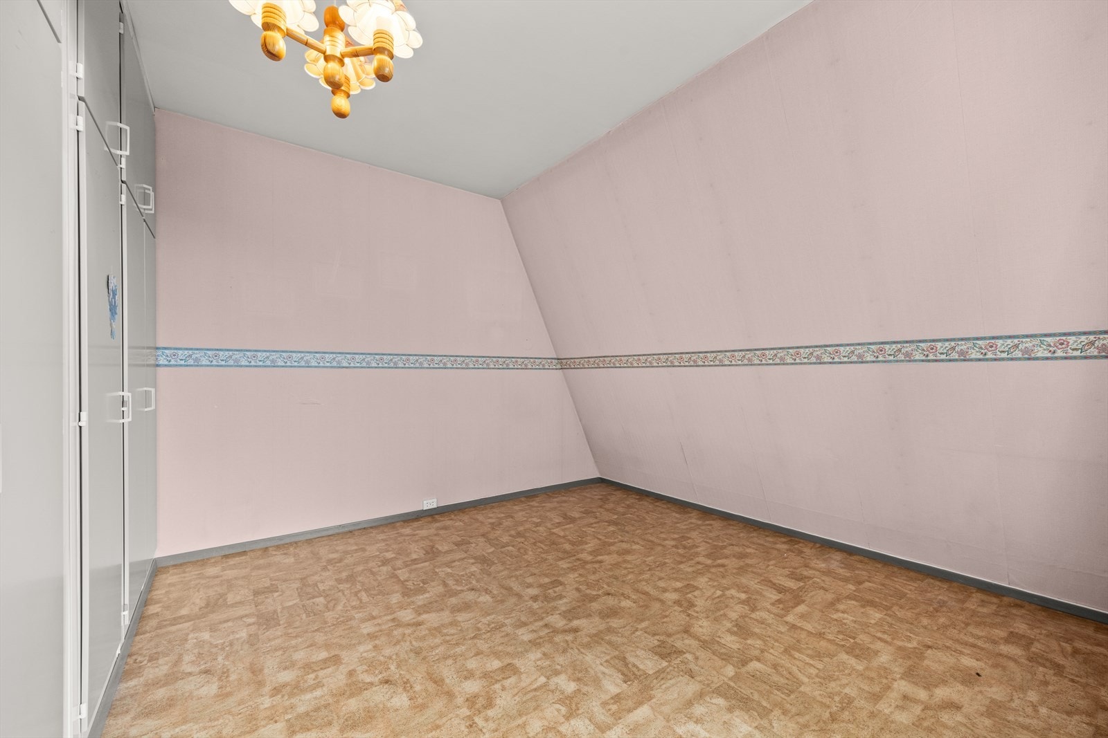 Soverom med plass til seng og nattbord. Lagringsplass for klær i innbygd garderobeskap. Galleribilde