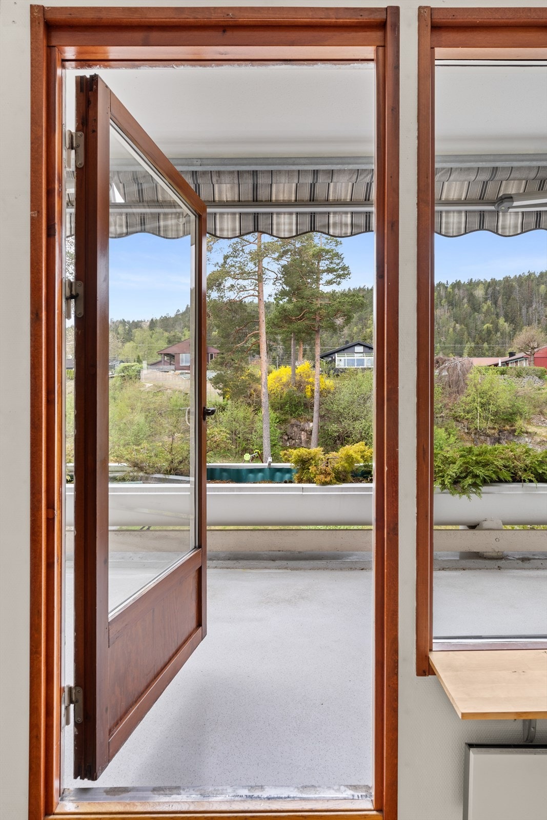 Terrassen har utgang via glassdør. Galleribilde