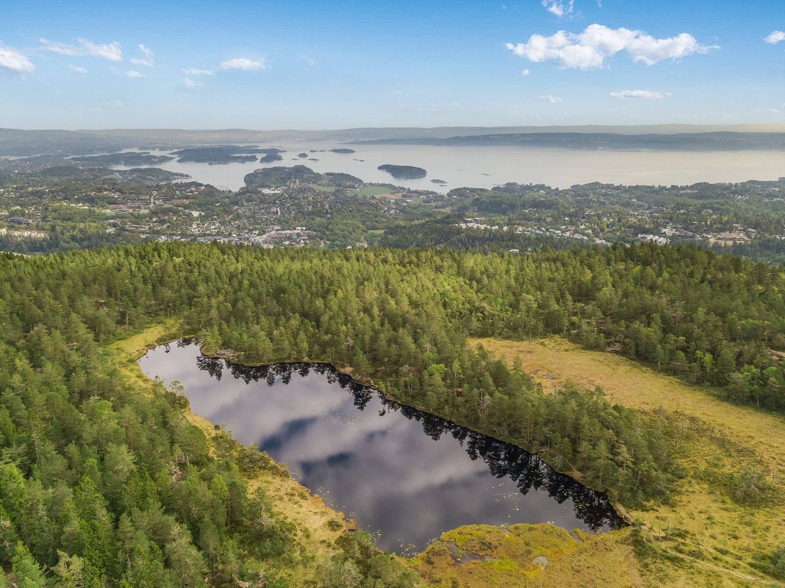 Nærområdet har en mengde tur- og rekreasjonsmuligheter å by på. Skogsområdene rundt Vardåsen har flotte naturstier med bademuligheter på sommeren og lysløype med velpreparerte skiløyper på vinterstid. Galleribilde