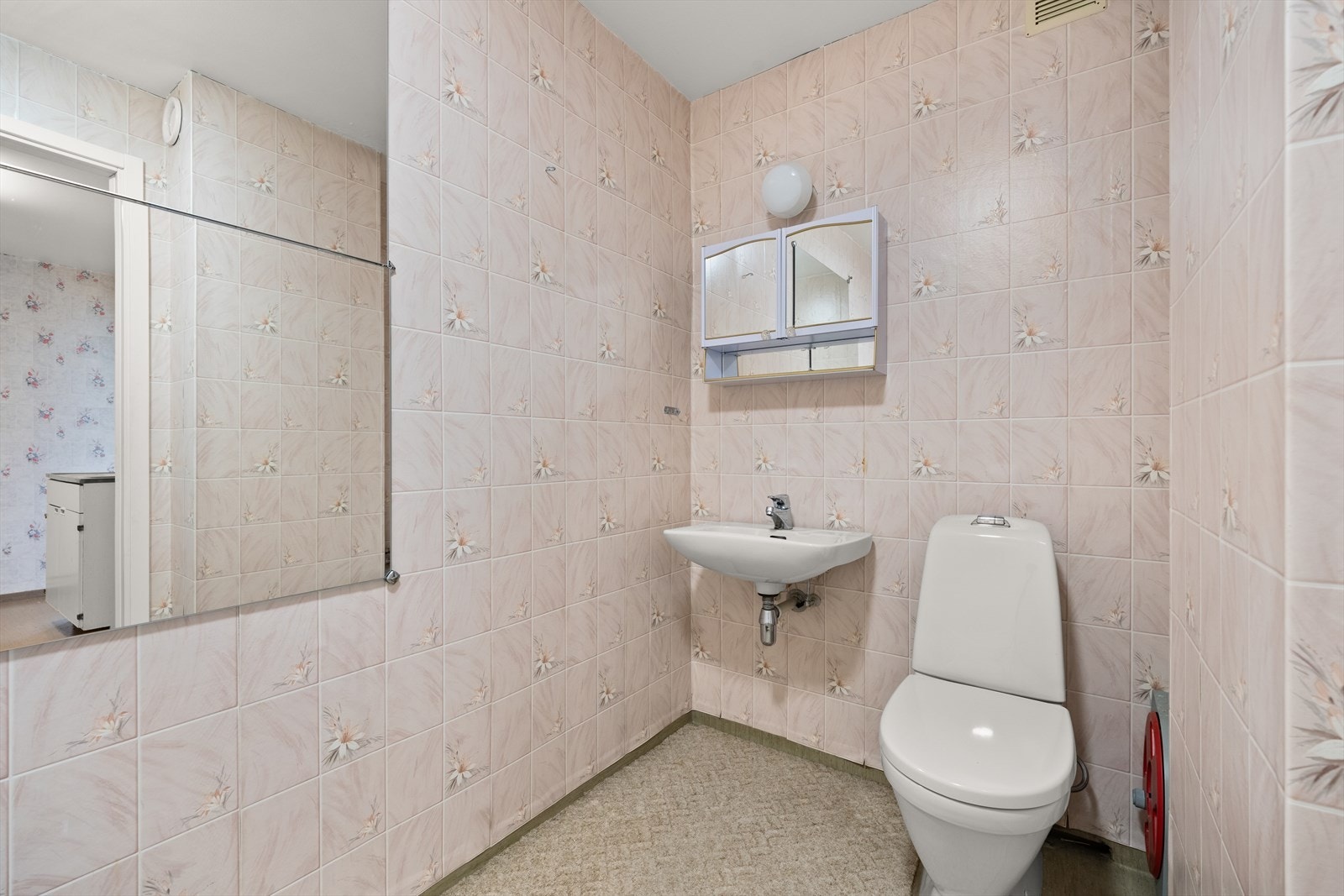 Det er to bad i boligen som begge holder en eldre standard. Galleribilde