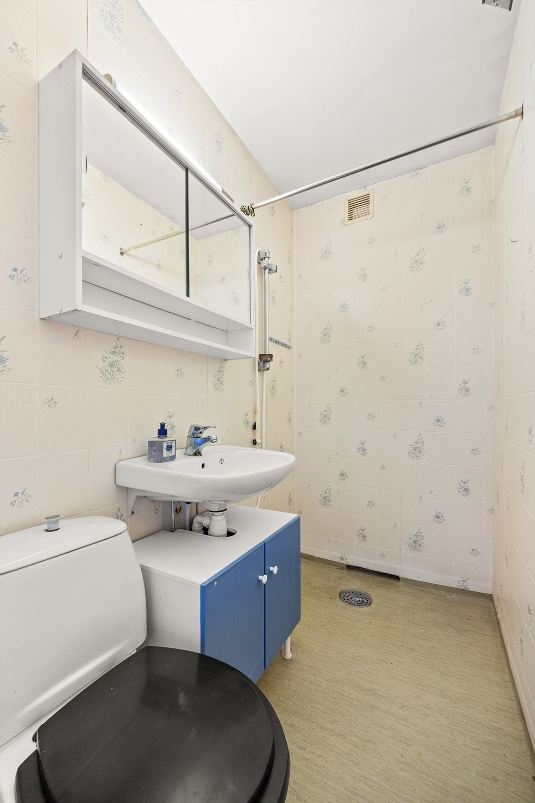 Det andre badet har toalett, servantinnredning, speilskap og dusjkrok. Galleribilde