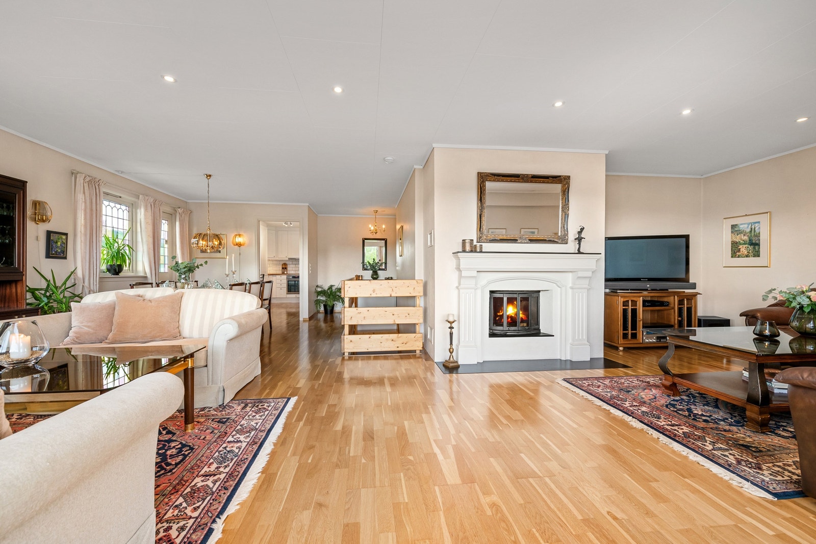 Stuen er romslig med flott peis og spotter i tak. Galleribilde