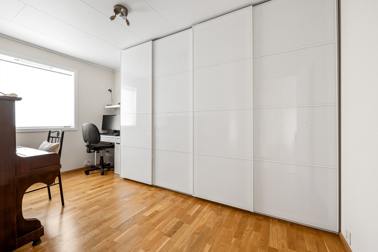 Soverom nr 2 i hovedetasjen blir i dag brukt som kontor og oppbevaring. Galleribilde