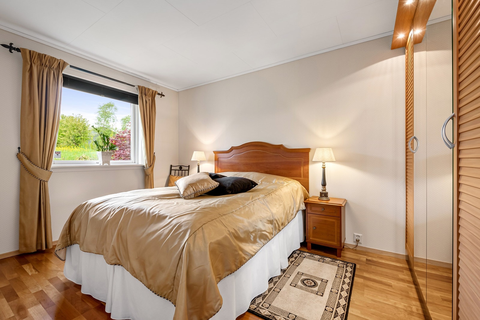 Hovedsoverom med godt med garderobeplass. Galleribilde