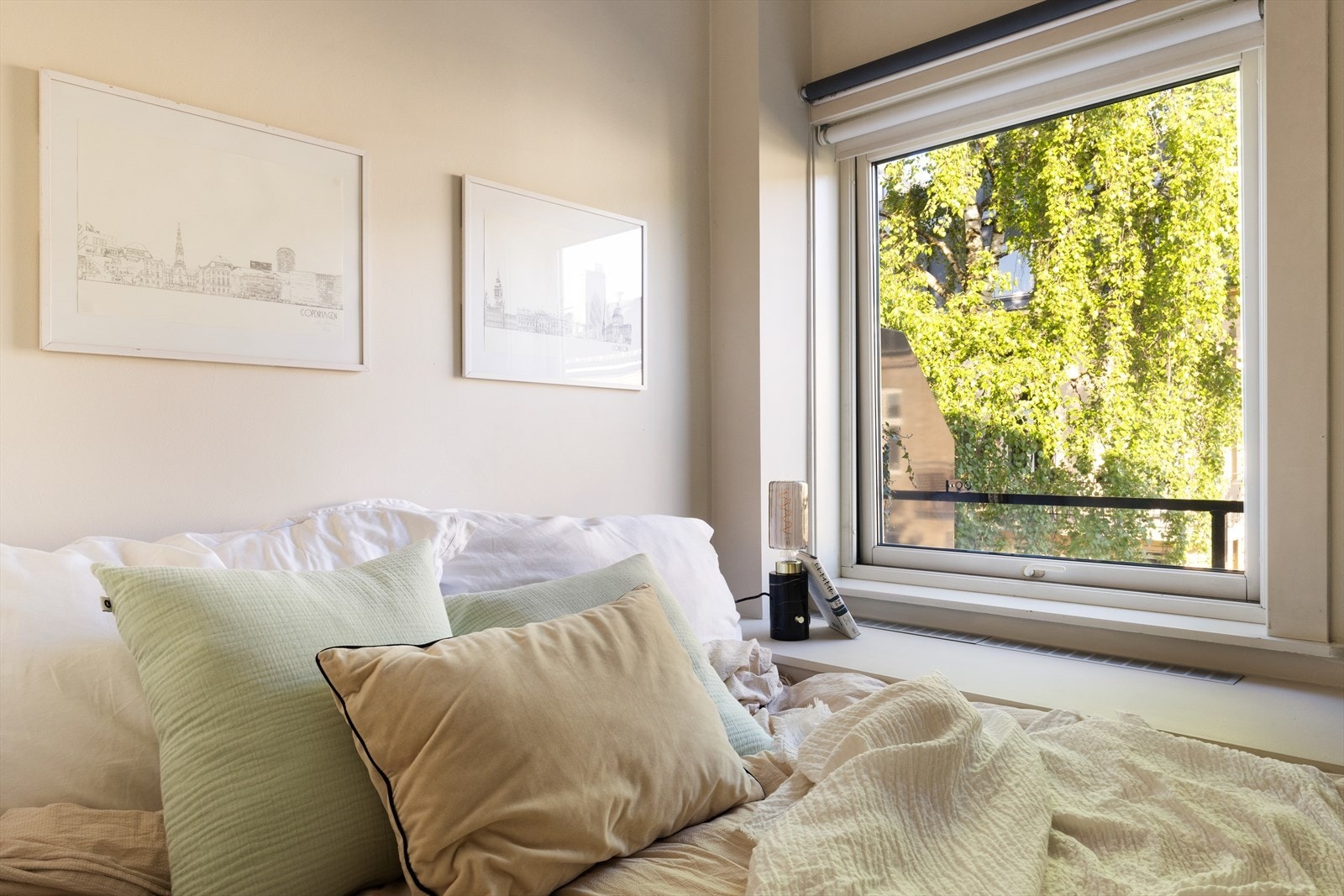 God plass til dobbeltseng, og soverommet er vendt mot øst, og blir ikke overopphetet av kveldssolen Galleribilde