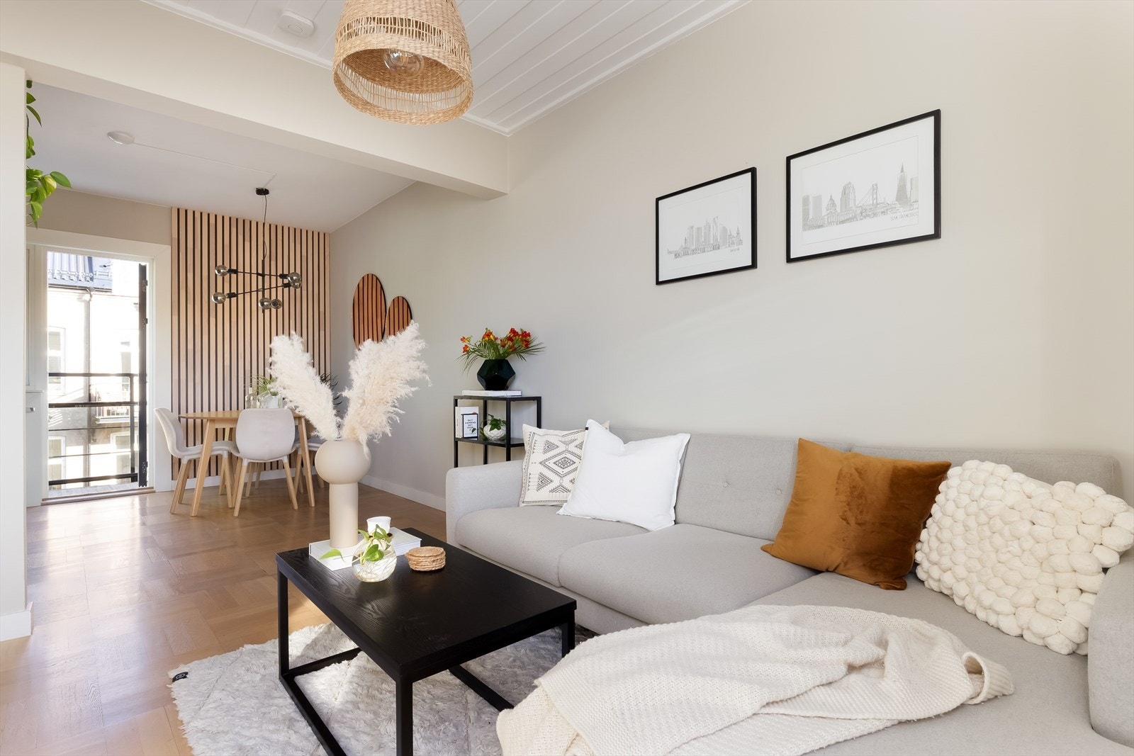 Boligen er gjennomgående og får naturlig dagslys inn fra 2 sider Galleribilde