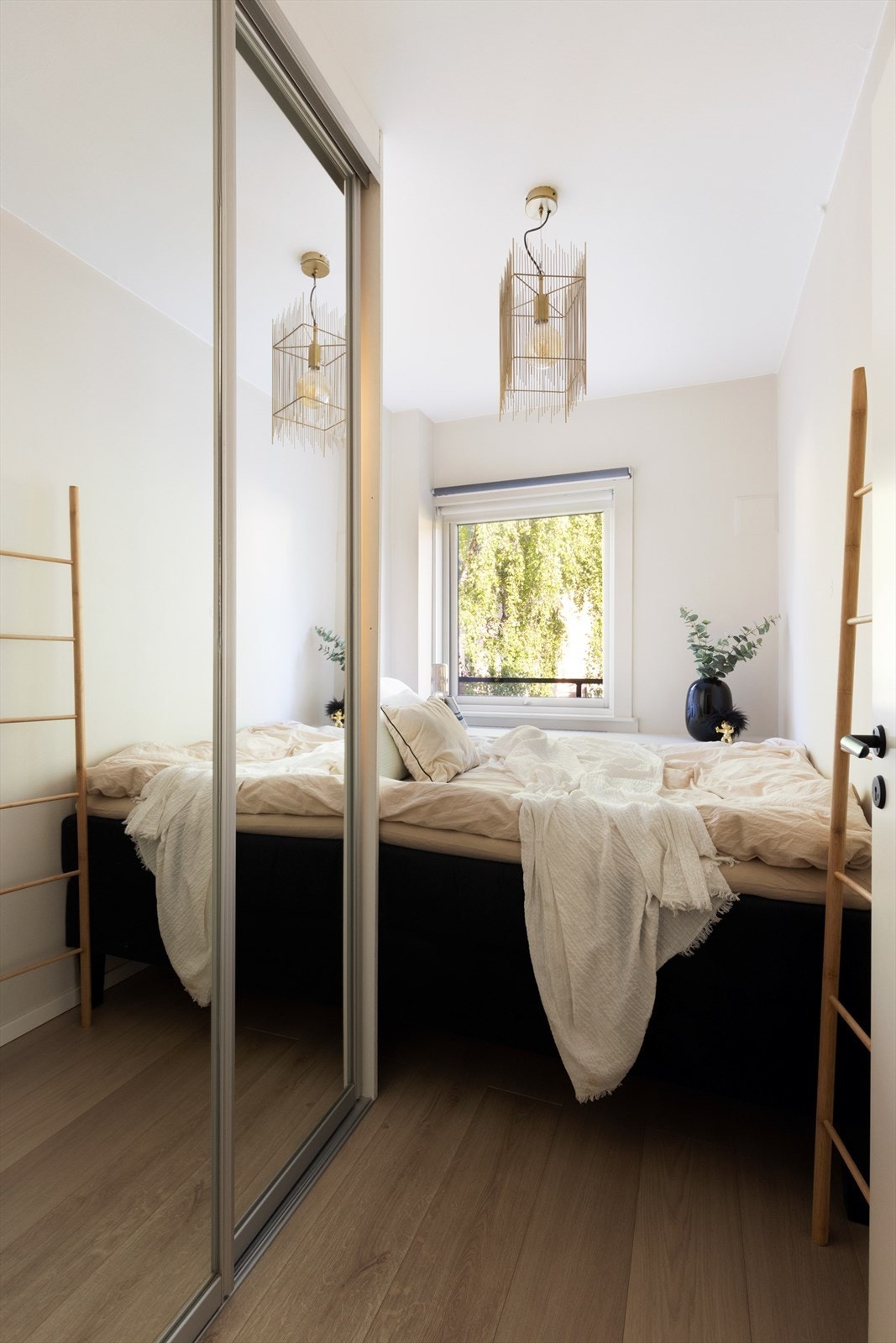 Smart utnyttet soverom med romslig skyvedørsgarderobe. Også muligheter under sengen Galleribilde