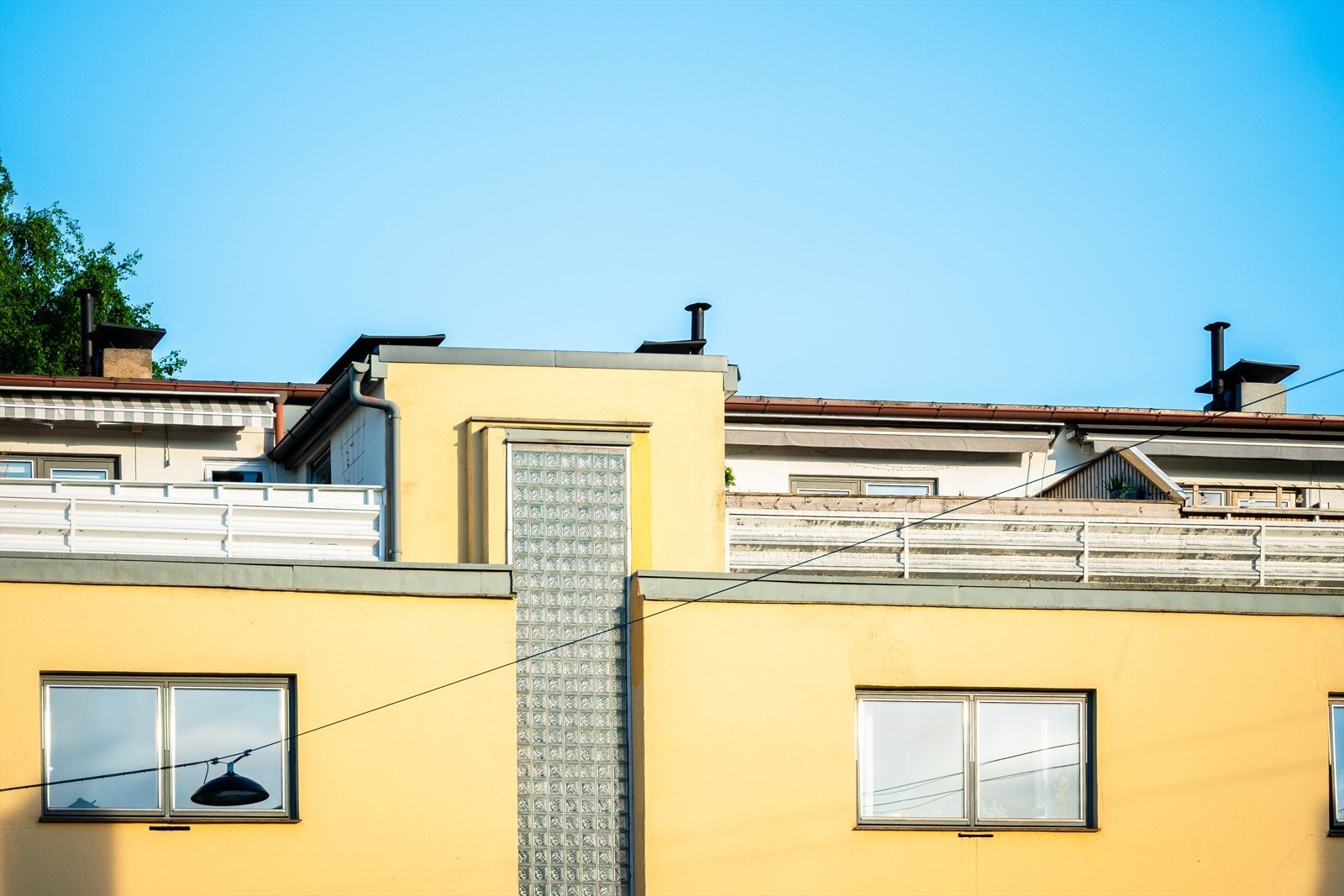 Leiligheten ligger til høyre for trappesøylen Galleribilde