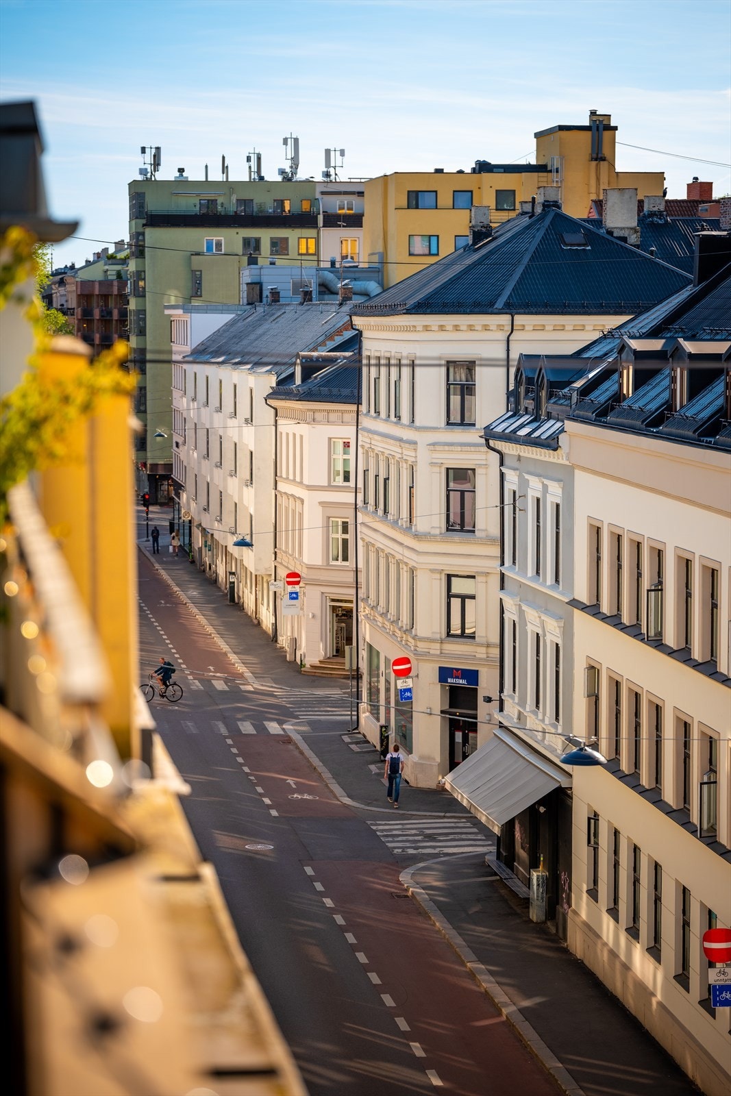 Fra terrassen ser man ned til rolig sidegate som munner ut i Bogstadveien Galleribilde