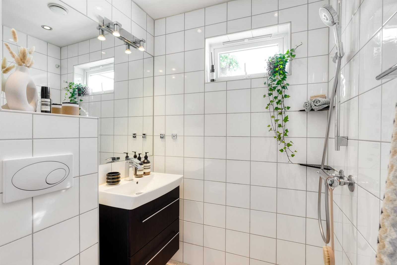 Varmekabler i gulv og downlights i himling Galleribilde