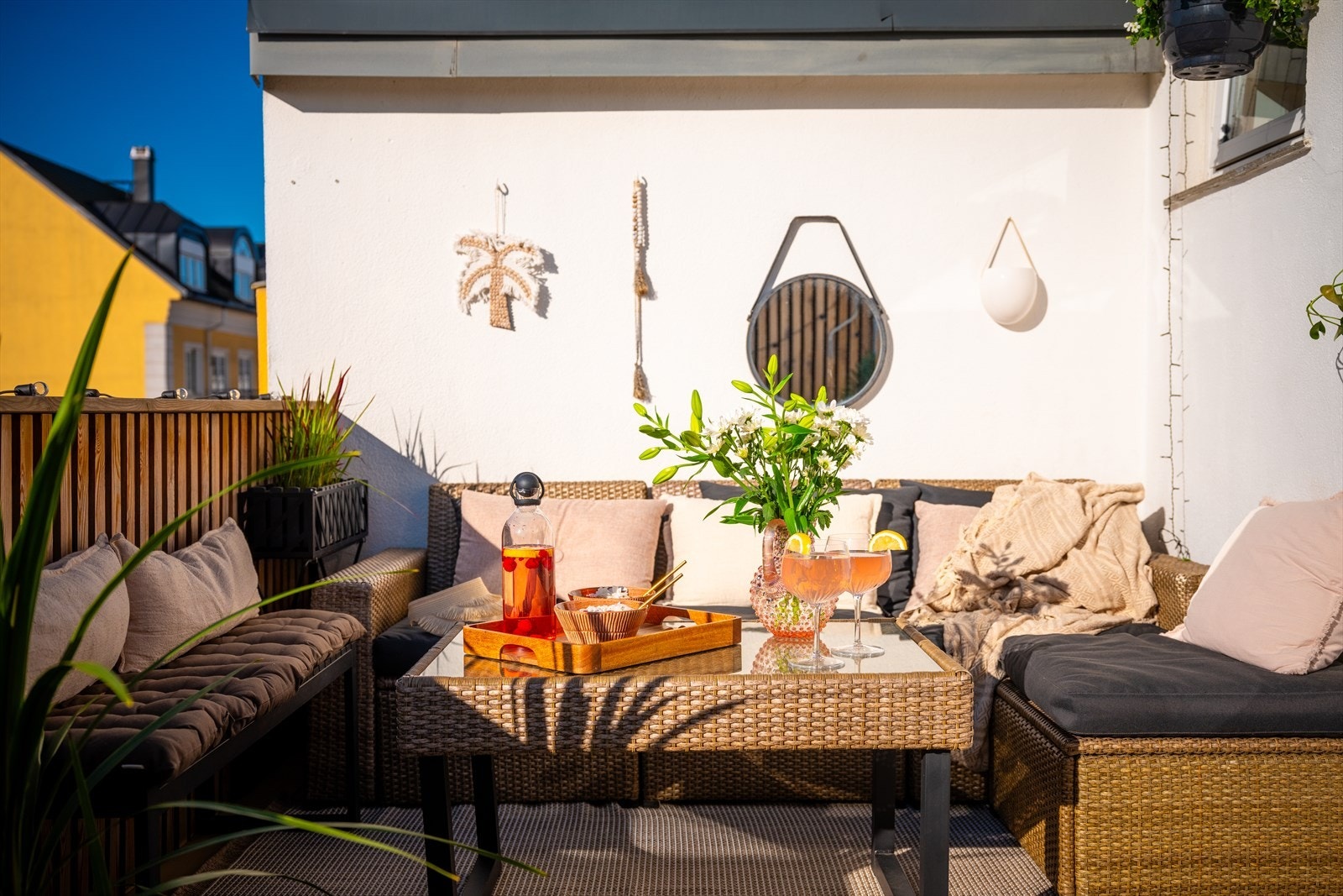 Ofte er slike terrasser smale og vanskelig å møblere. Denne har derimot en veldig god utforming Galleribilde