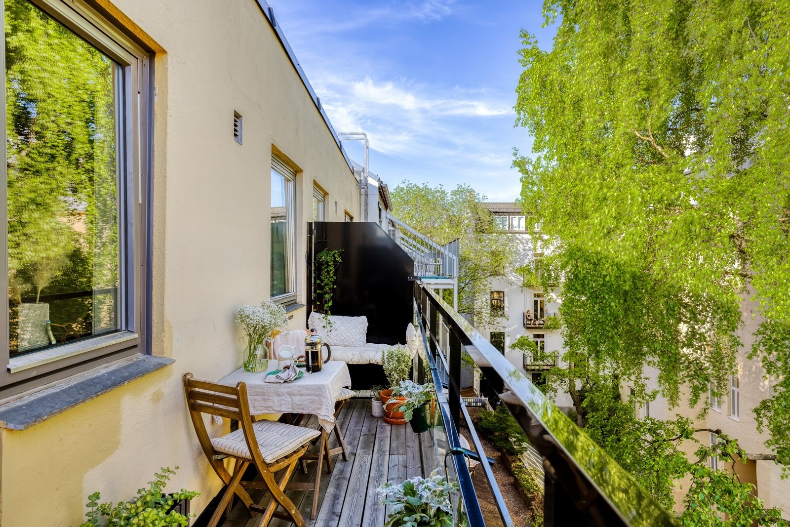 I 2021 ble det bygget ny balkong på 7 kvm av borettslaget. Bakgården er også grønn og frodig Galleribilde