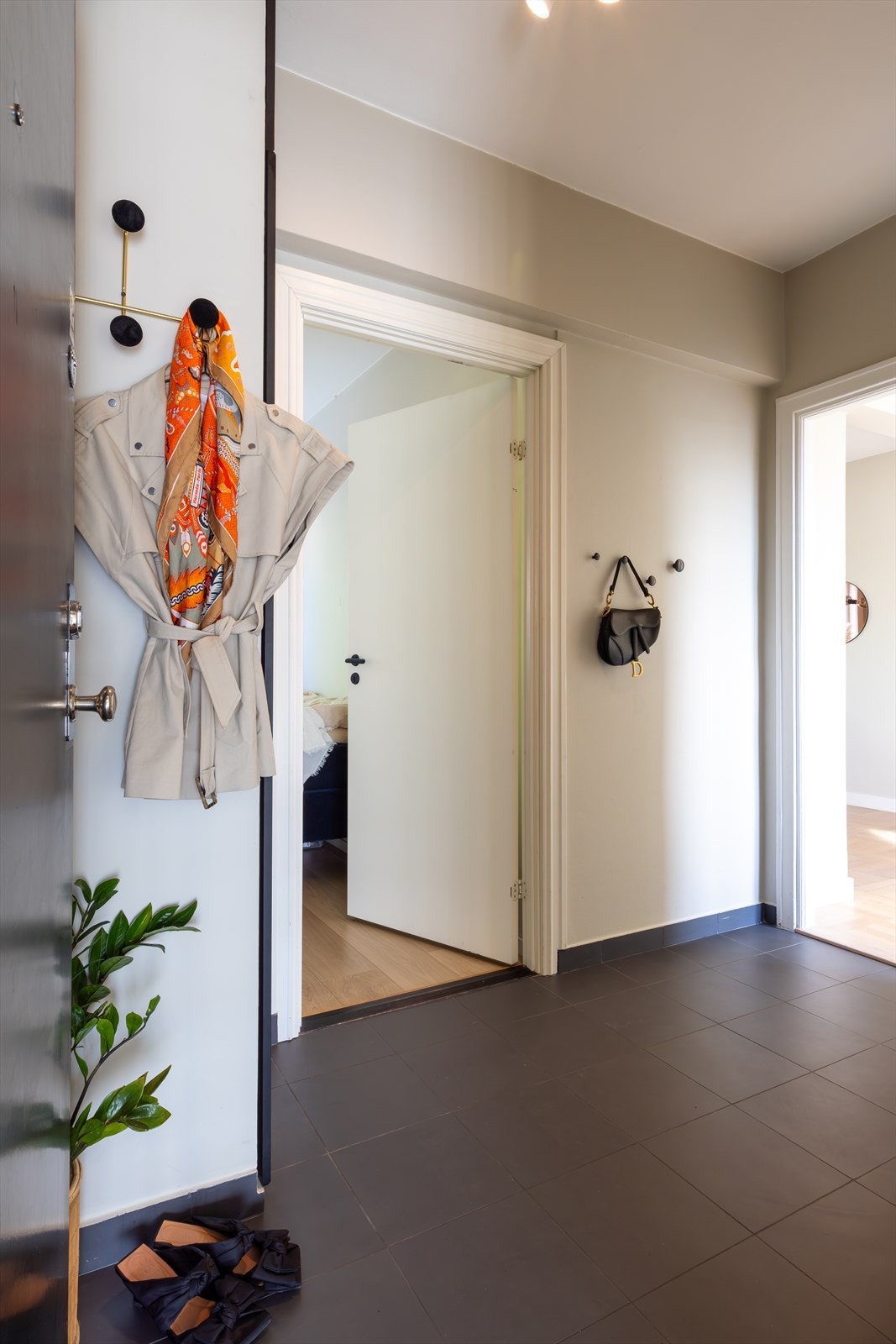 I gangen er det rikelig med plass til ytterklær og garderobe Galleribilde