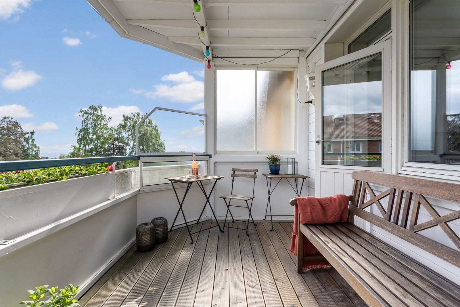 Flotte solforhold, nydelig utsikt og ikke minst god plass til utemøbler og grill. Galleribilde