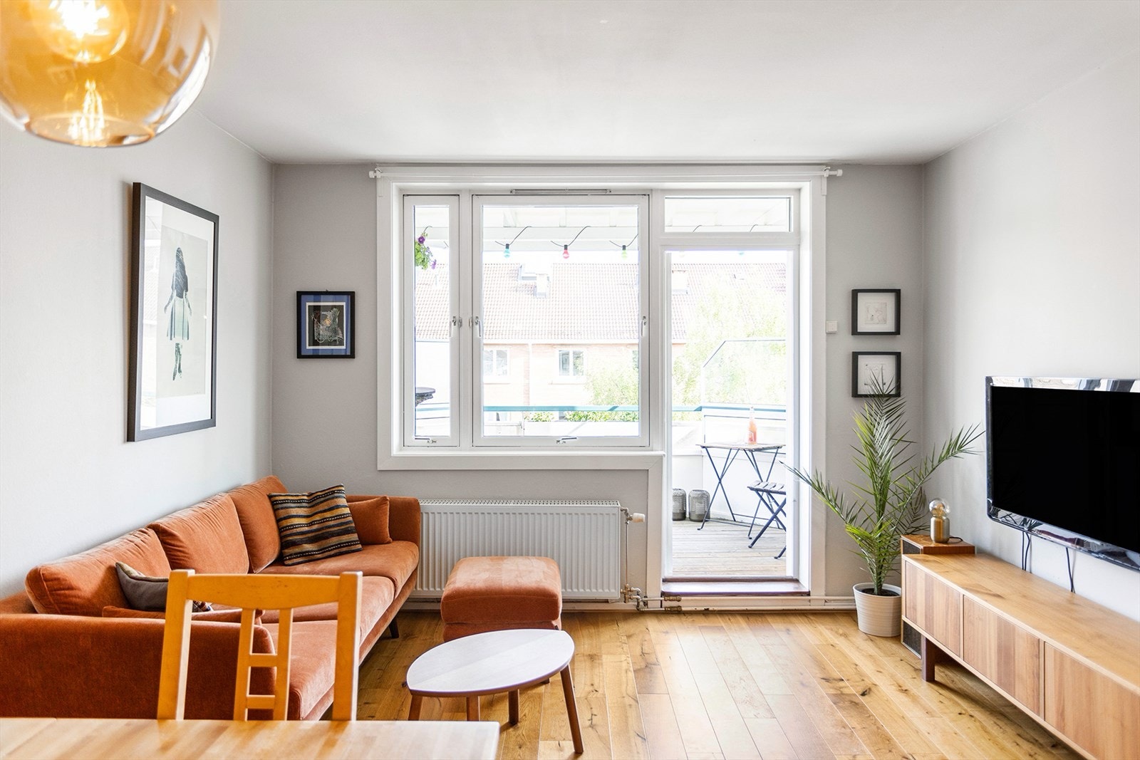 Fra stuen er det utgang til en solrik, sydvent balkong på ca. 8m², oppleves som en fin forlengelse av stuen på sommerstid. Galleribilde