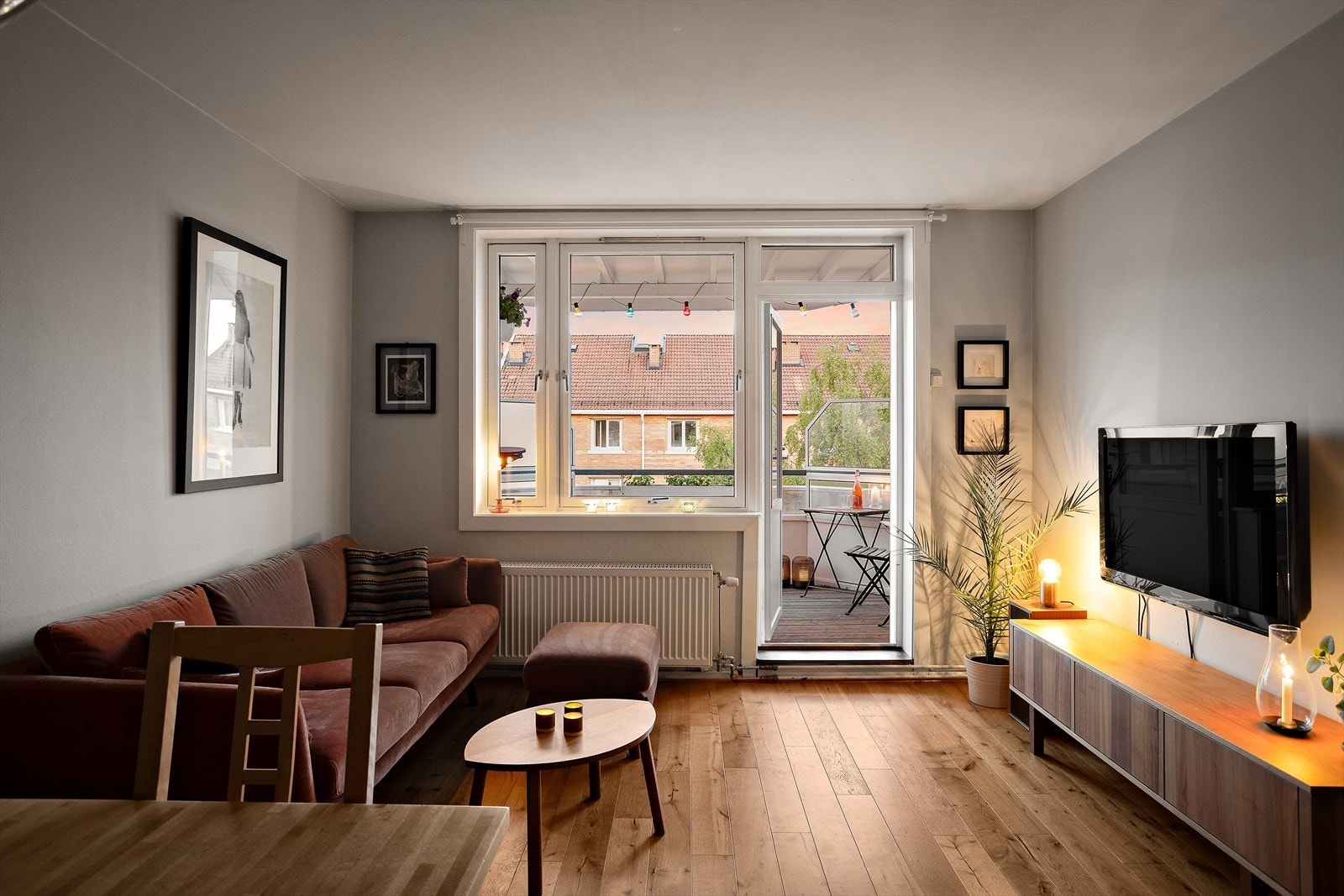 Fin 1-stavs parkettgulv i hele leiligheten. Galleribilde