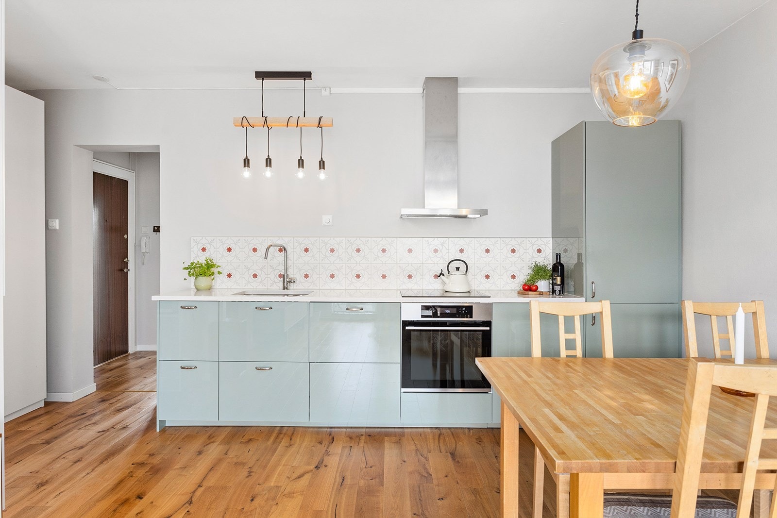 Kjøkkenet er fra 2019, elegant innredet med moderne hvitevarer og rikelig med skapplass, perfekt for både hverdagens måltider og større sammenkomster. Galleribilde