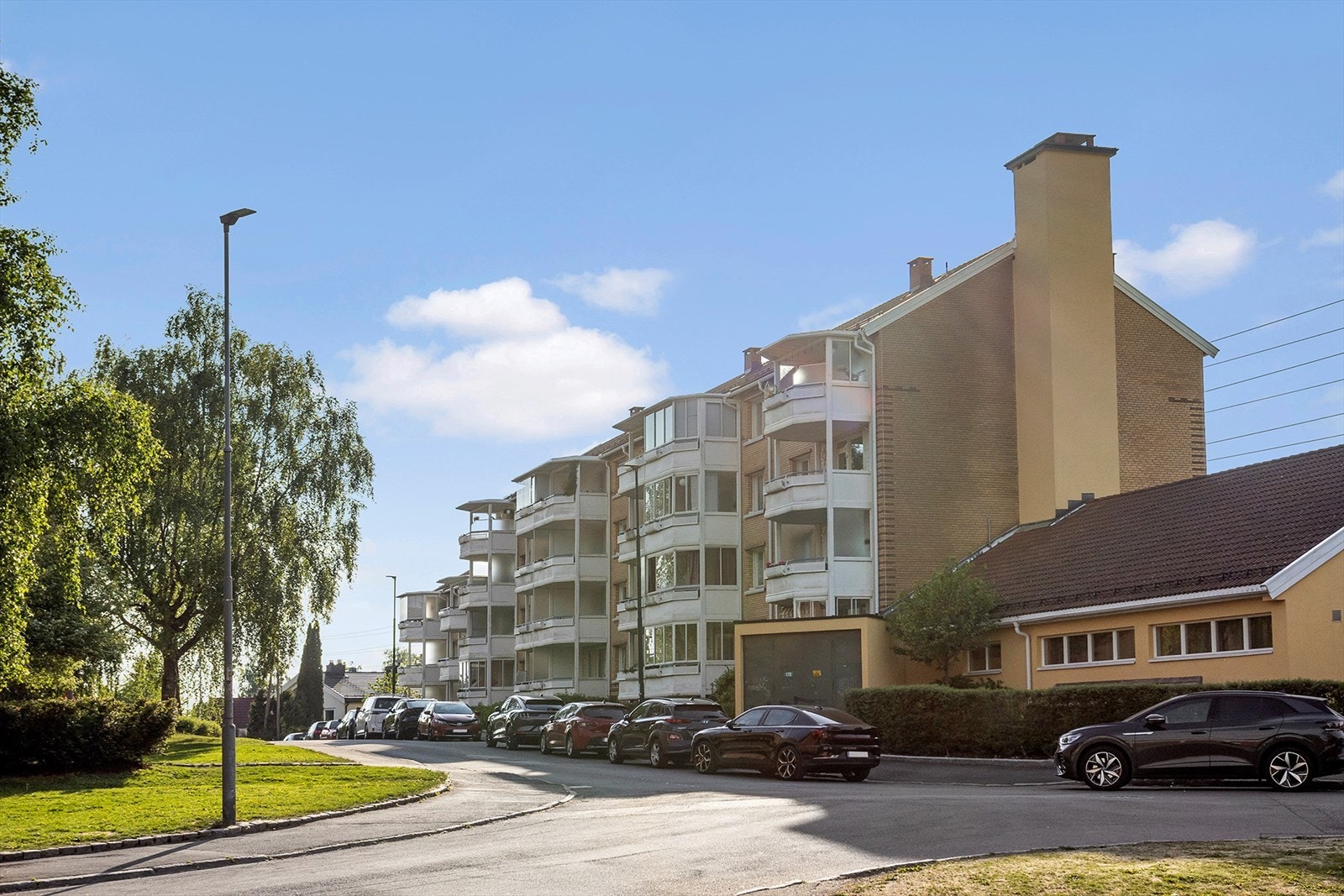 Borettslaget har parkeringsplasser til utleie. Gratis gateparkering. Galleribilde