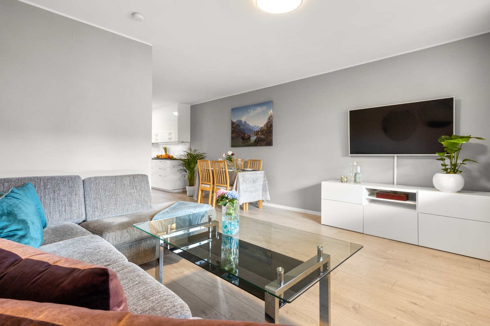 Her strømmer dagslyset inn via store vinduer i to himmelretninger, og ved stuen er det utgang til en sydvestvendt, innglasset og overbygd balkong med gode solforhold Galleribilde
