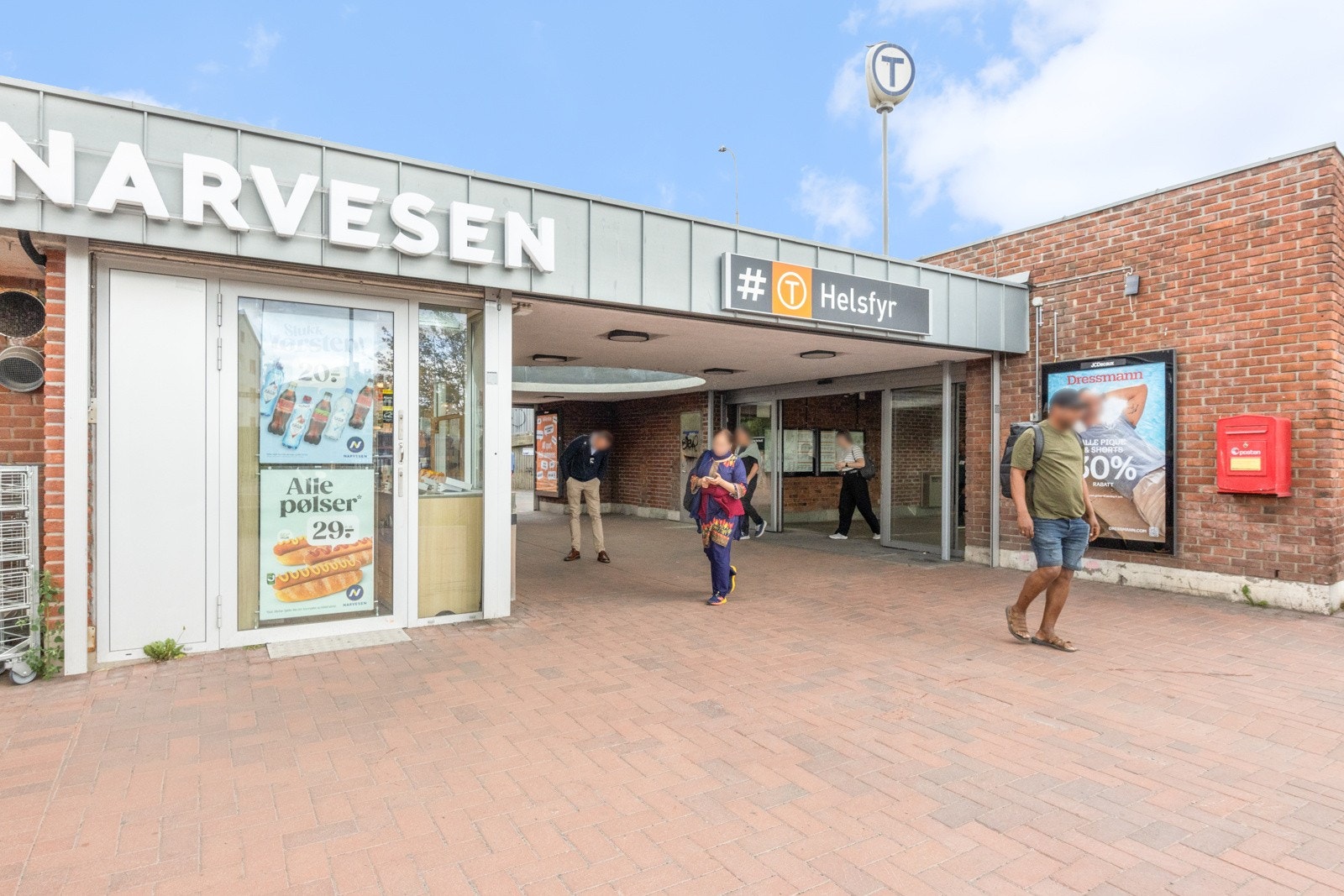 Det er kort vei til T-bane på Helsfyr med hyppige avganger i alle retninger i Oslo Galleribilde