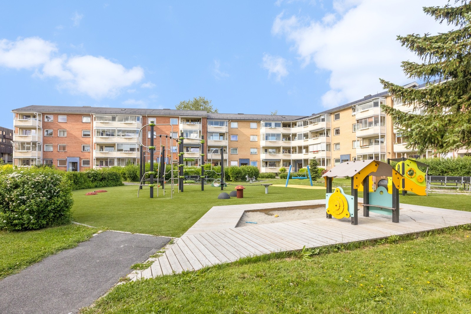 Beliggenheten er barnevennlig og attraktiv, med nærhet til lekeplass, matbutikk, busstopp, barnehager og store, grønne friområder Galleribilde