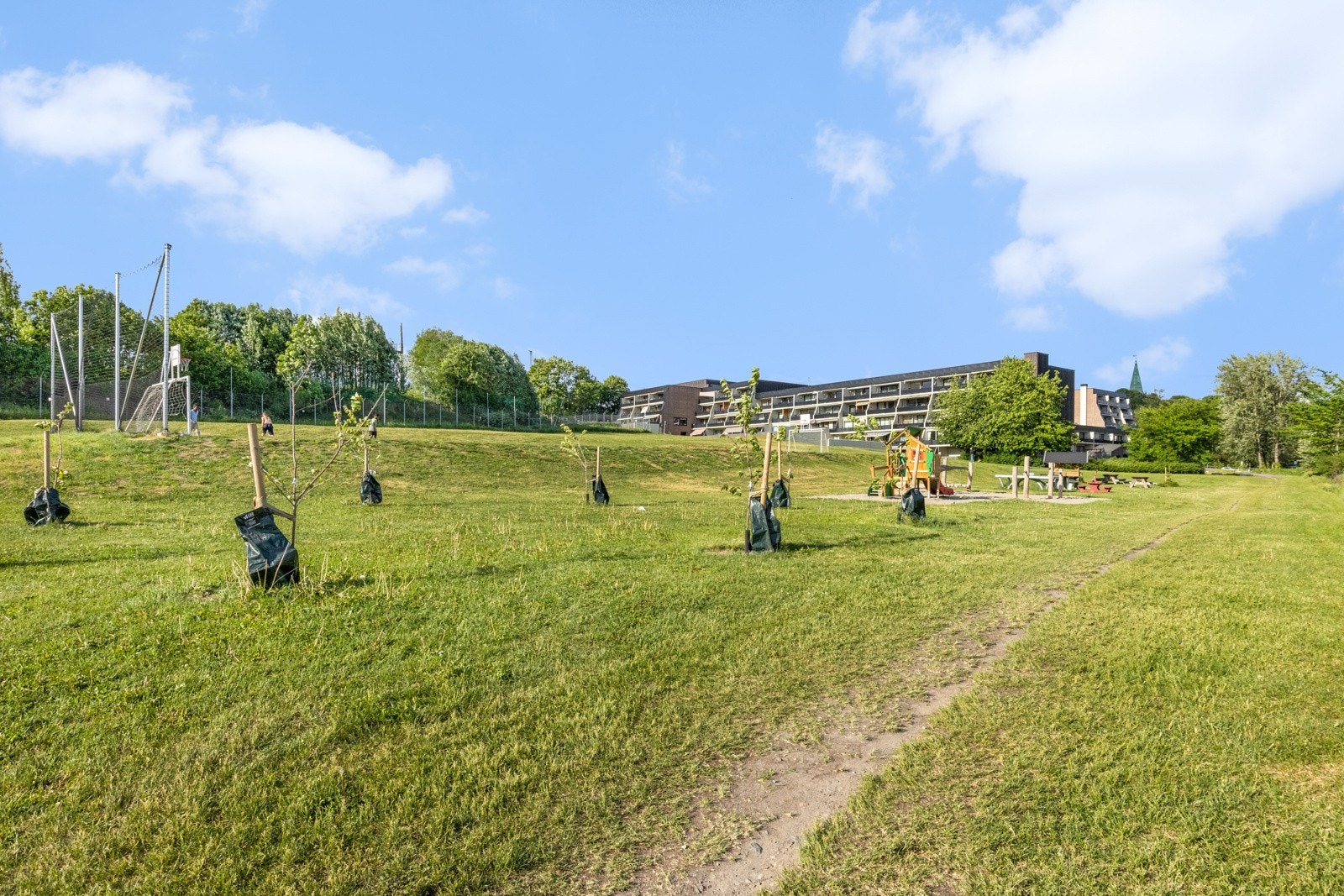 Ulven er en del av Hovinbyen, som er et av Oslos prioriterte utbyggingsområder fram til år 2030. Prosjektet har stort fokus på miljøvennlighet og å skape en "grønn" bydel med energivennlige løsninger og sykkelveier Galleribilde