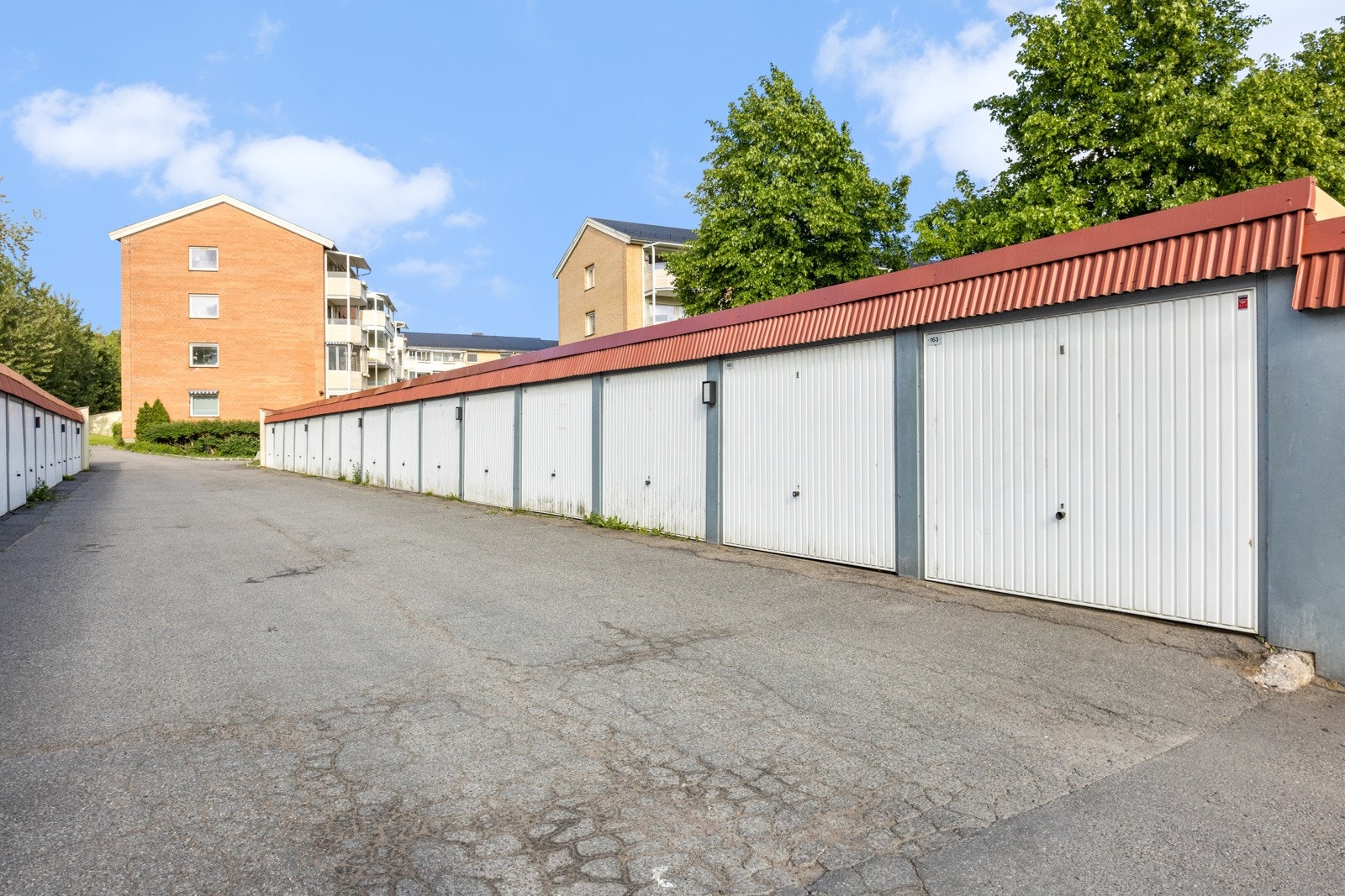 Det medfølger en leierett til garasjeplass i felles garasjerekke - kun 2 min gange unna boligen. I garasjen er det lagt opp strøm til el-lader. Galleribilde