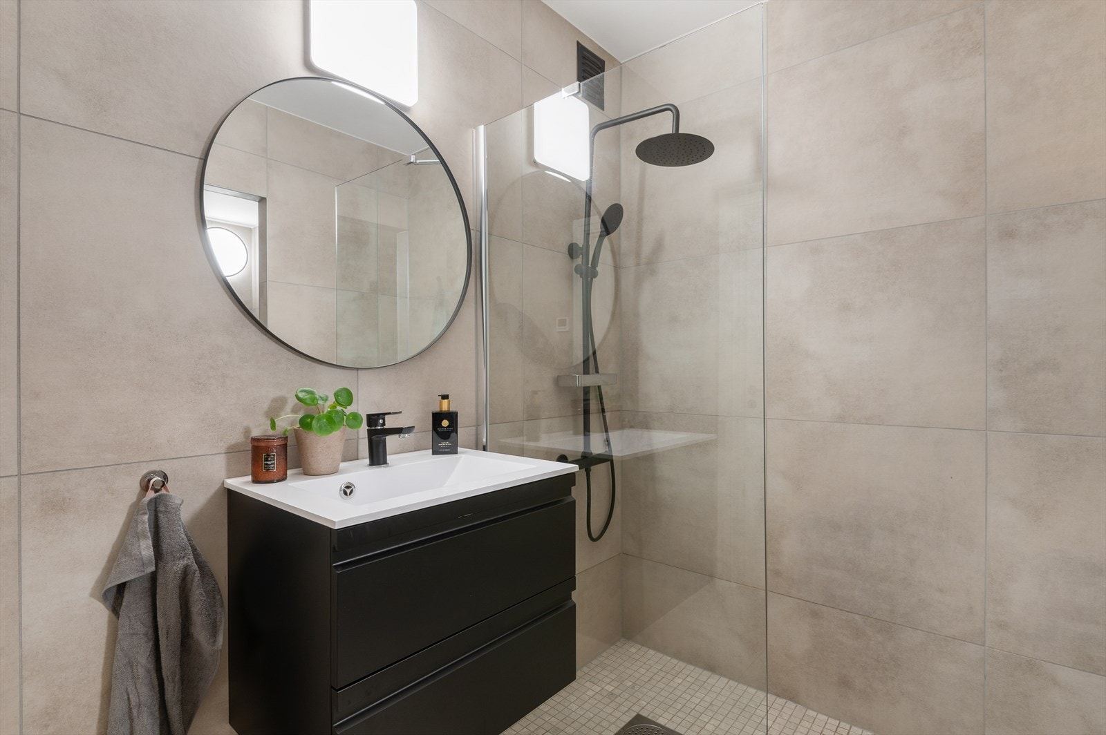 Servant med skuffesystem med soft-close. Regndusj med glassvegg for litt ekstra luksus i hverdagen Galleribilde