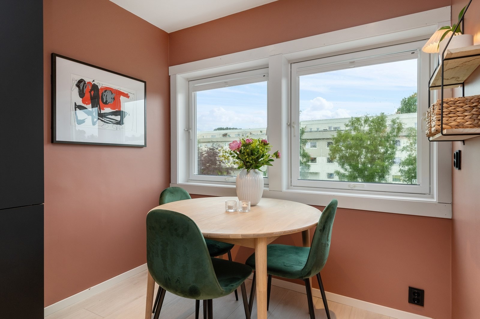 Kjøkken og har også plass til spisebord, og det er mulig å ha større spisebord i stuen om ønskelig Galleribilde