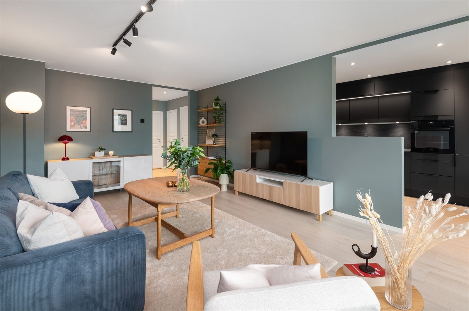 Stue-og kjøkkenareal oppleves romslig i delvis åpen løsning, hvor kjøkken også er godt tilbaketrukket Galleribilde