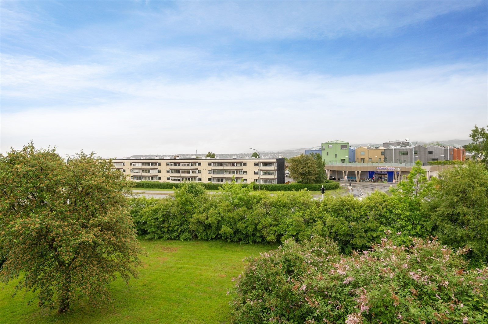 Flott utsikt fra soverommene og nærhet til dagligvarebutikker og gode bussforbindelser Galleribilde